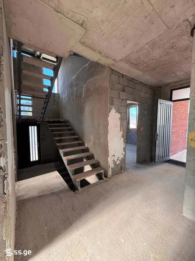 8 Room Private House For Sale view 4