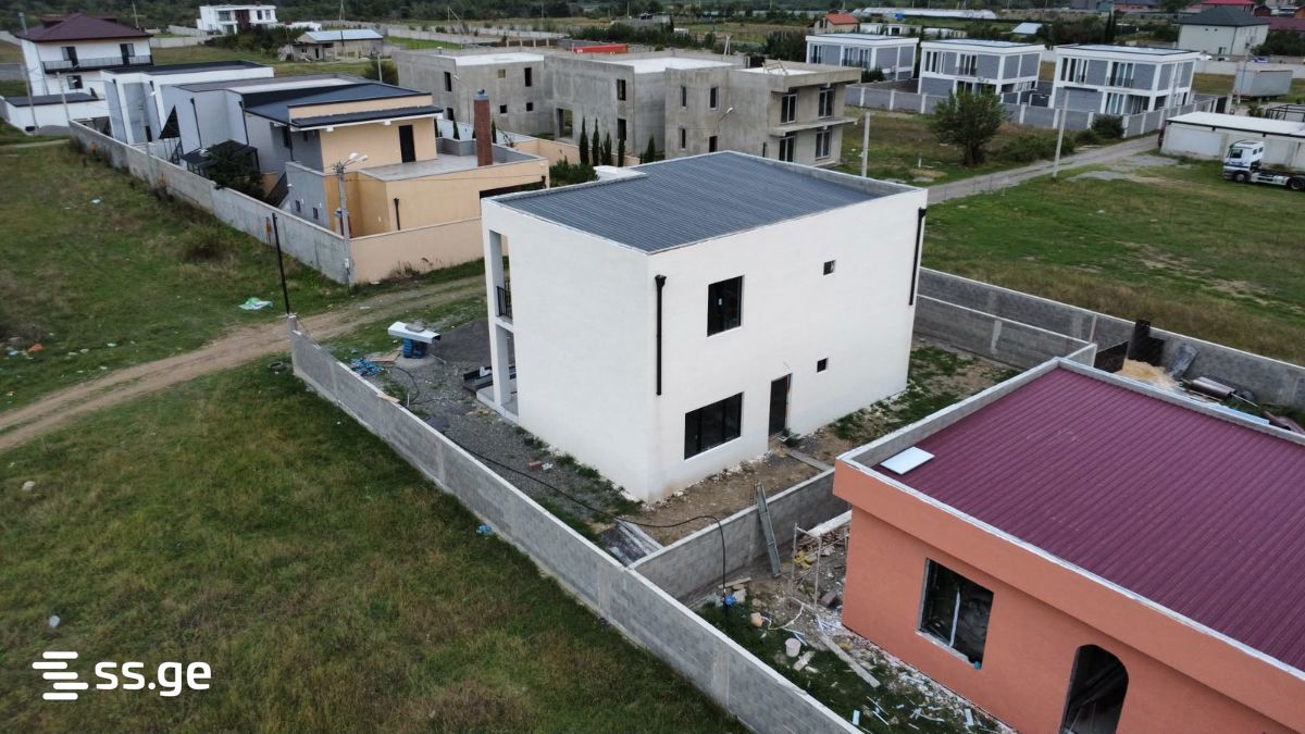 8 Room Private House For Sale view 3
