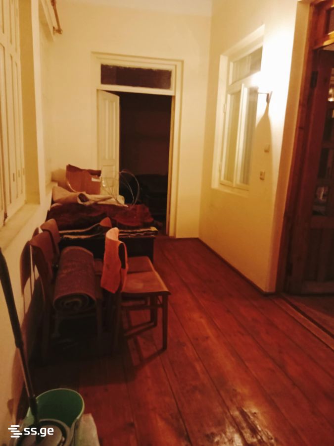 8 Room Private House For Sale view 3
