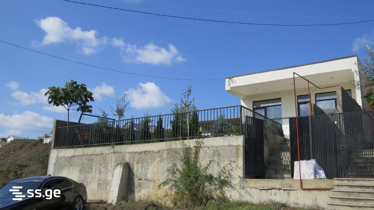 4 Room Private House For Sale view 2