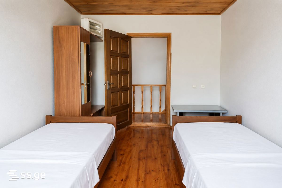 6 Room Private House For Sale view 3
