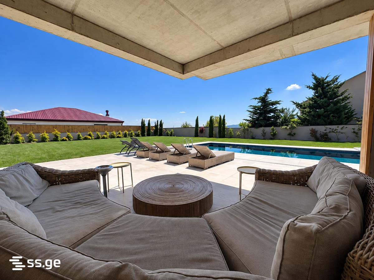 8 Room Private House For Sale view 3