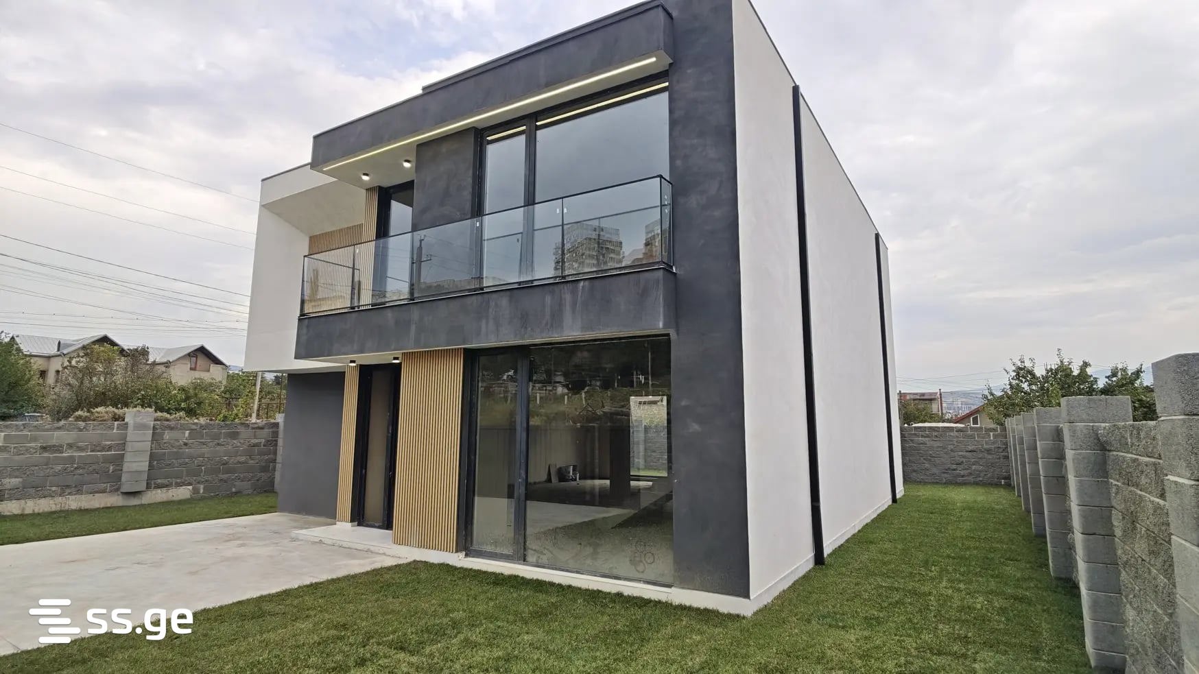 6 Room Private House For Sale view 2