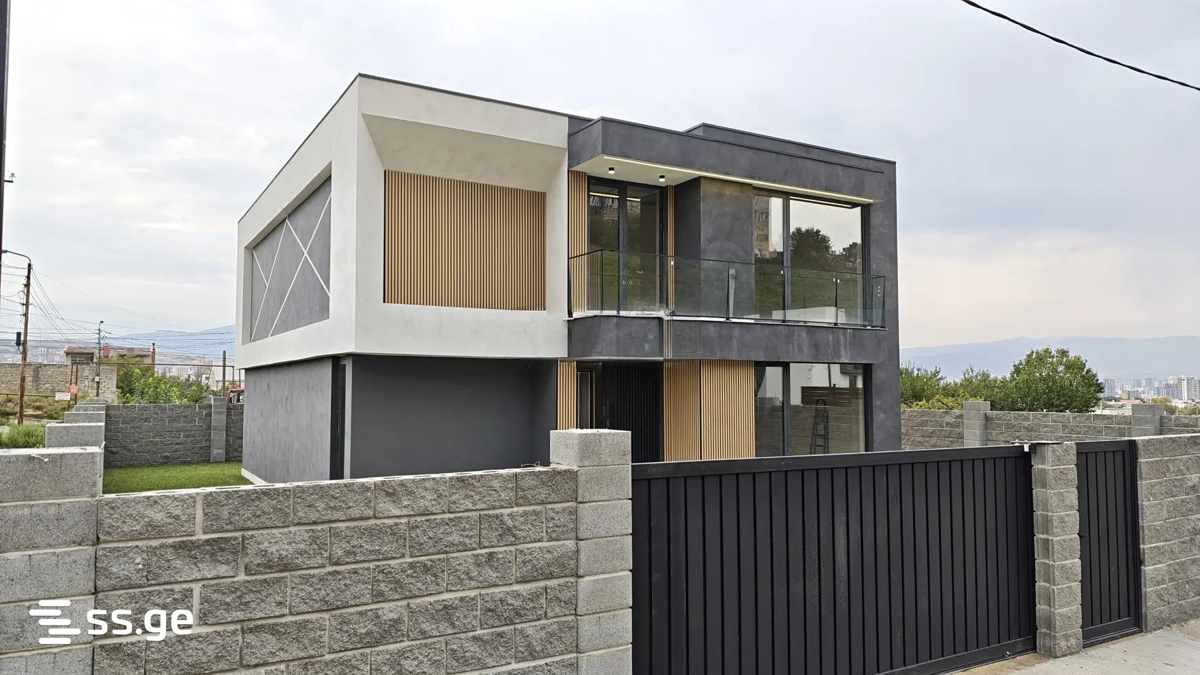 6 Room Private House For Sale view 1