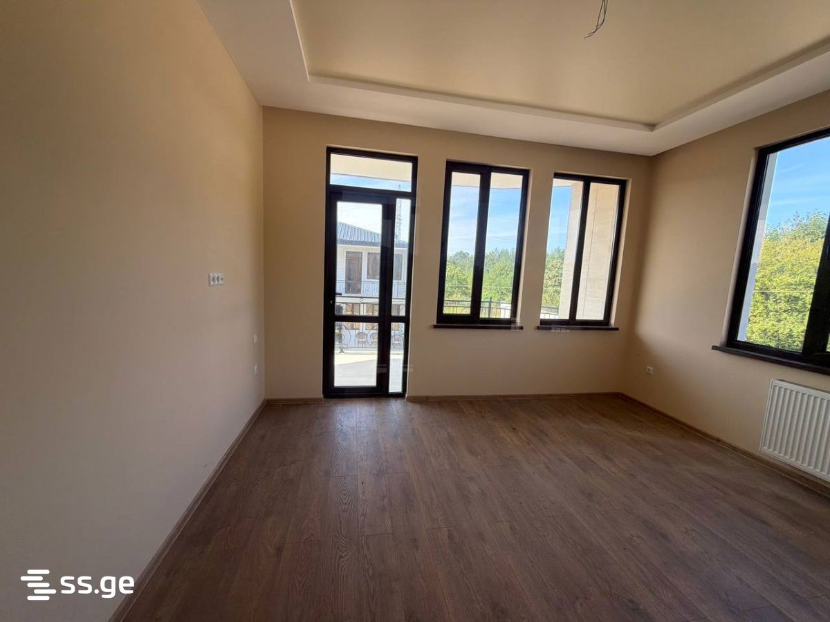 6 Room Private House For Sale view 3