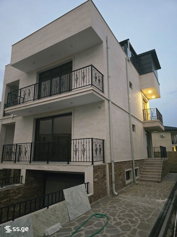 6 Room Private House For Sale view 1