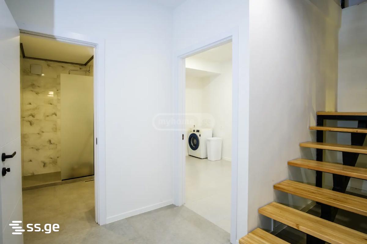 8 Room Private House For Sale view 4