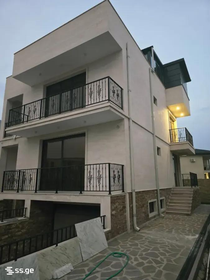 6 Room Private House For Sale view 2