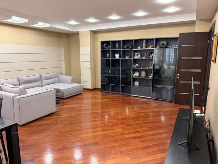 5 room Flat For Rent. Vake  - picture #1